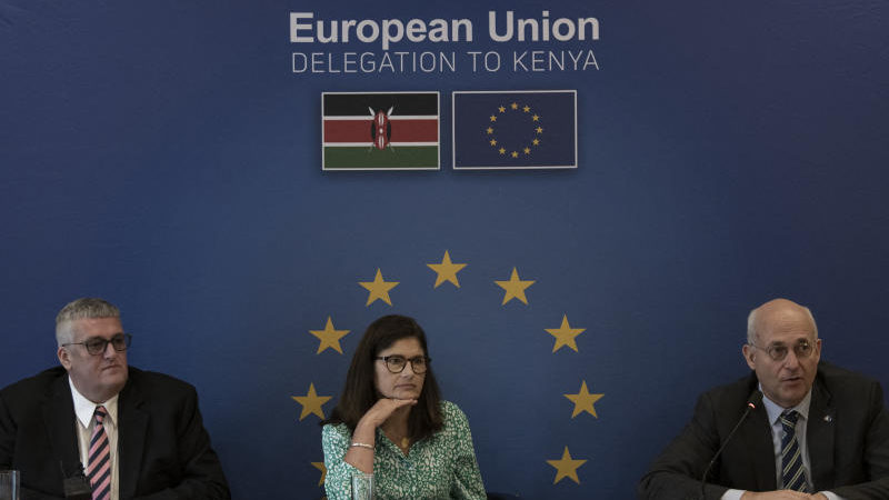 L’ambassadeur de l’Union européenne au Kenya, Henriette Geiger (au centre), le directeur du conseil d’administration de la Kenya Private Sector Alliance (KEPSA) et président du European Business Council, Darren Gilles (à gauche), et le conseiller commercial de la délégation de l’UE au Kenya, Martijn Boelen (à droite), à Nairobi, le 2 février 2023. TONY KARUMBA / AFP